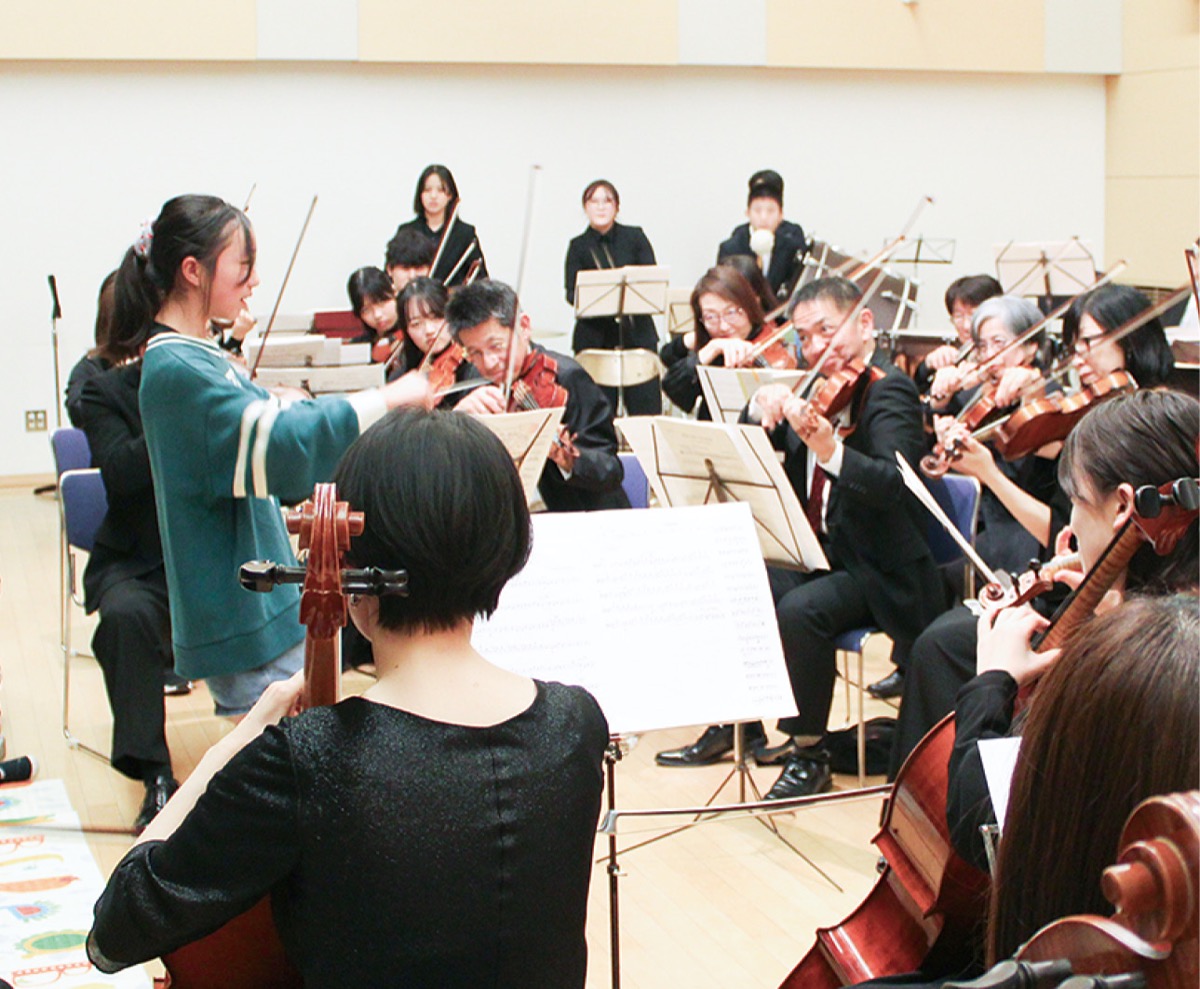 子どもの指揮に合わせて演奏