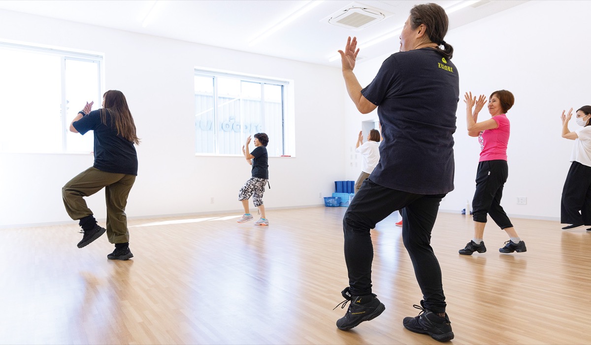 「メガダンス」を楽しむ参加者