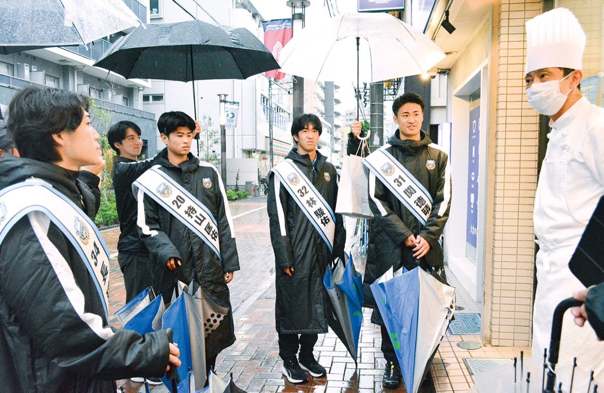 交流を深める川崎フロンターレの選手ら