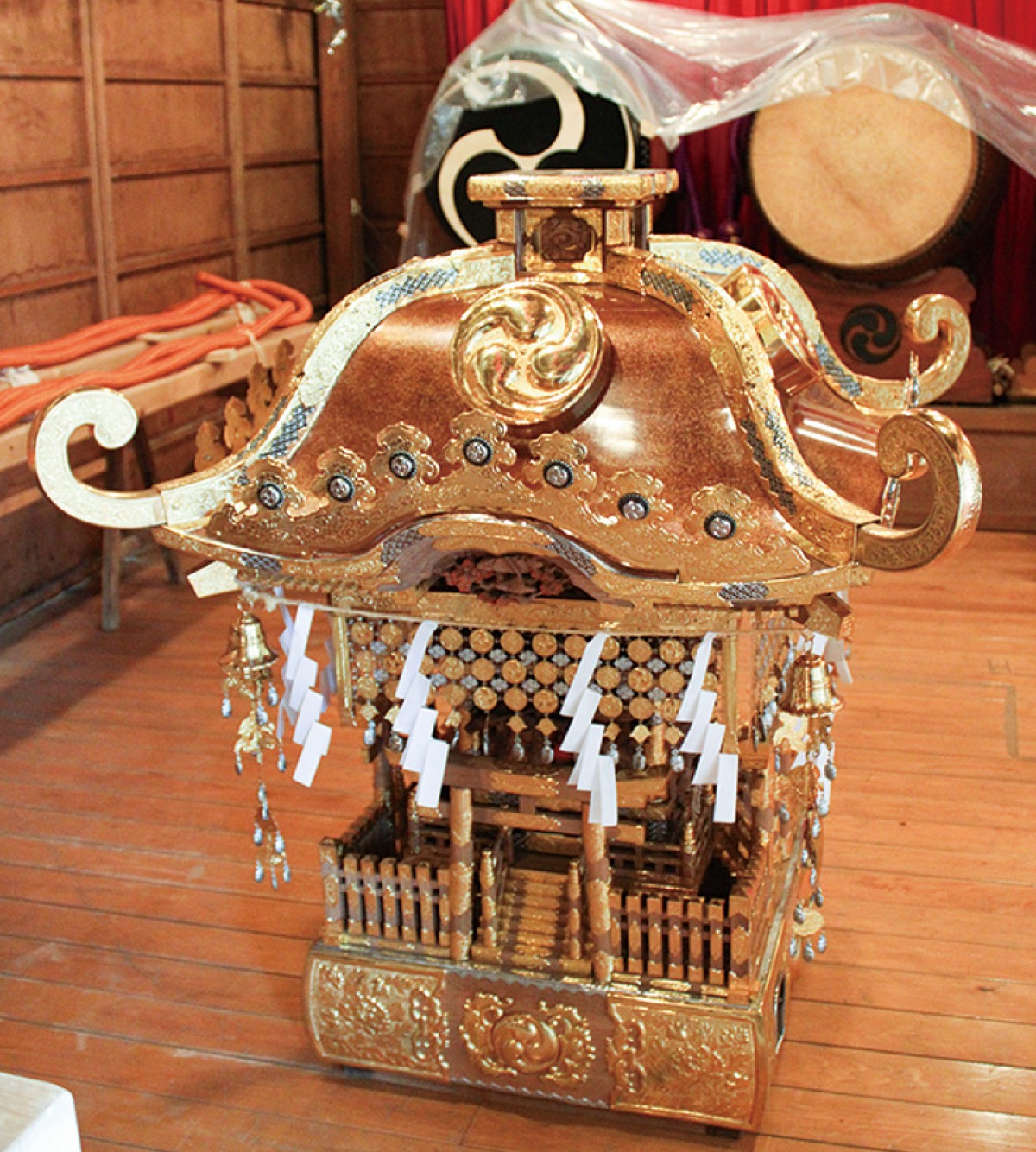神楽殿に置かれたみこし