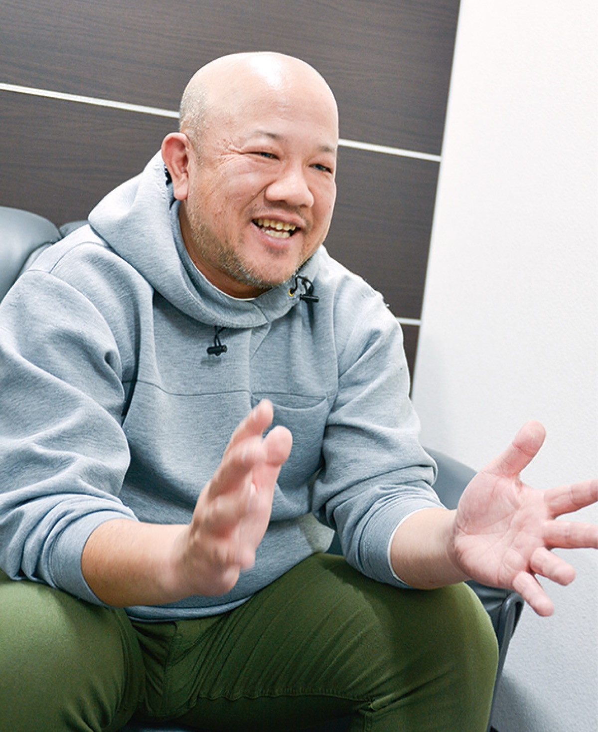 インタビューに答える宮下会長