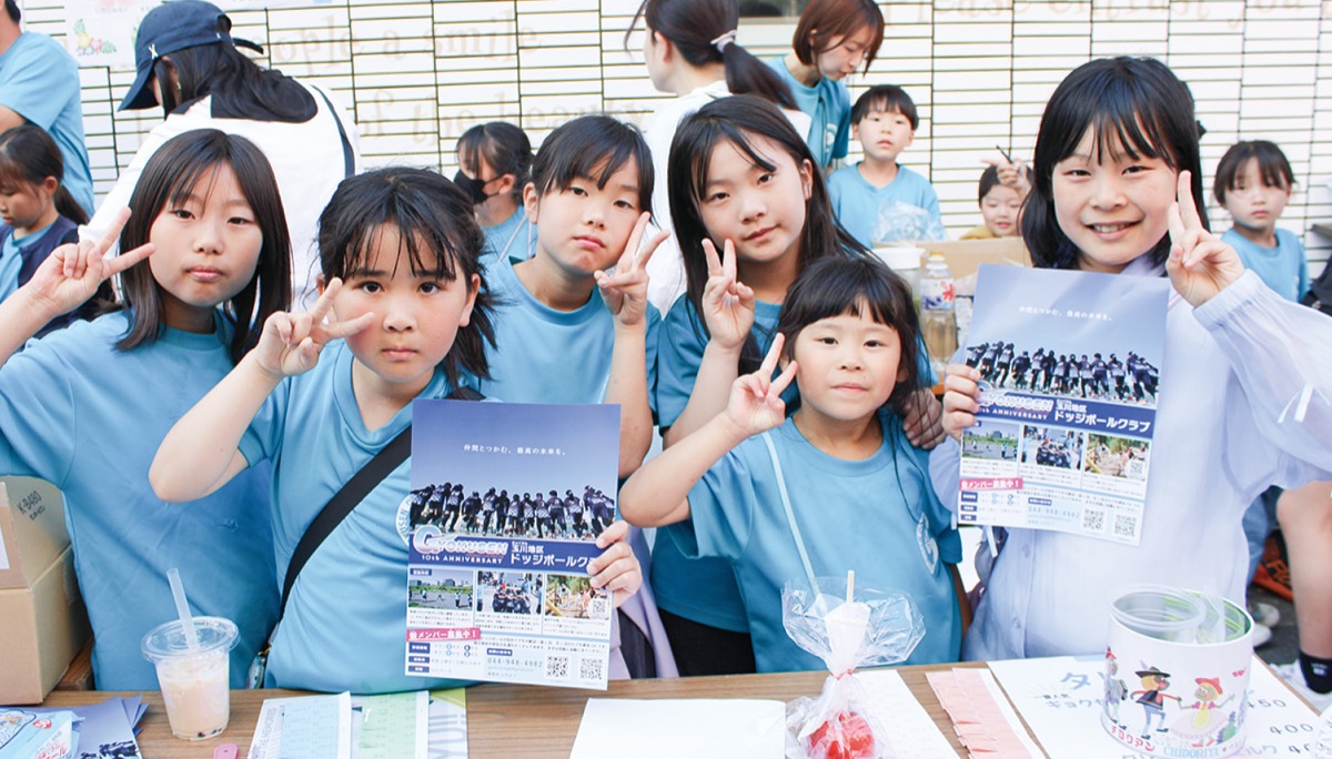 笑顔でピースする子どもたち