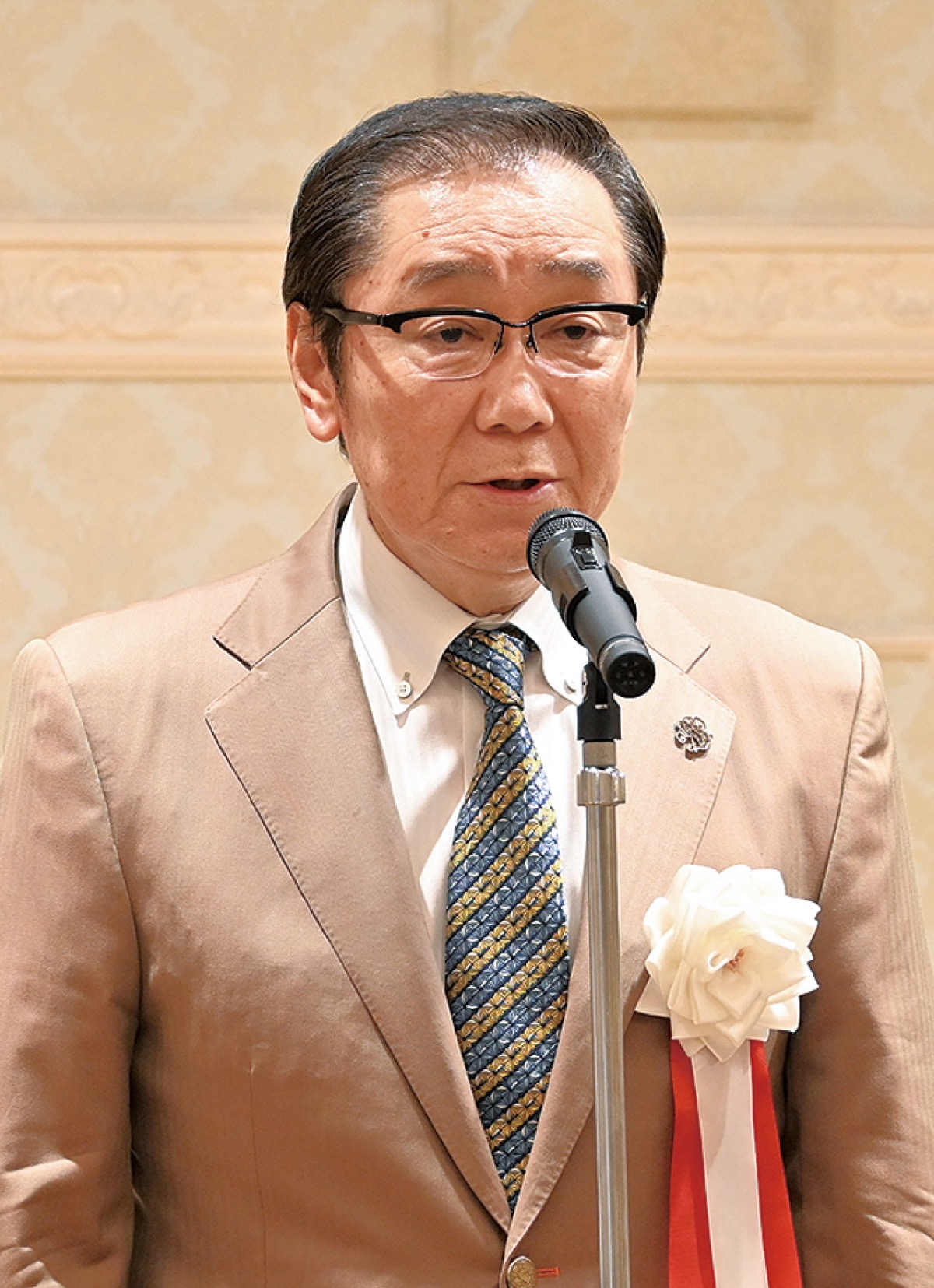 抱負を語る小出新会長