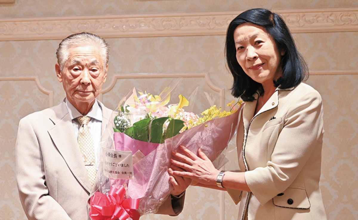 萩原ひとみ理事から参与に就任した小柴氏に花束を贈呈