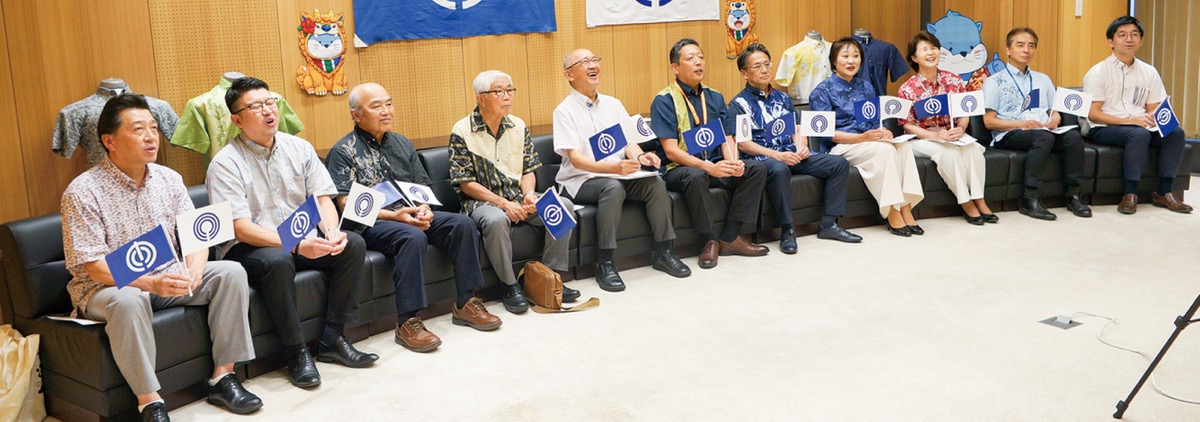 かりゆしウェアを着用して交流会に臨む川崎市議ら