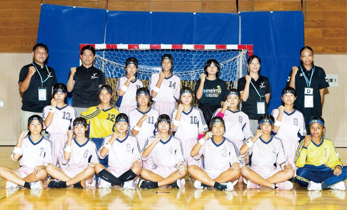西中原中女子ハンド部の選手ら＝提供