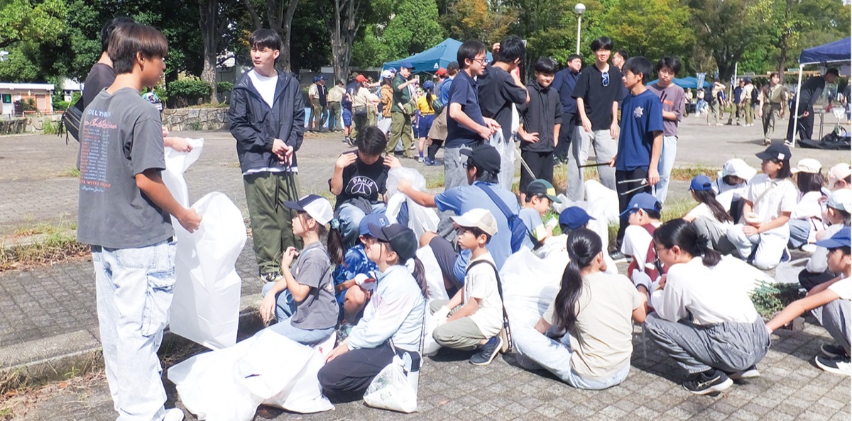 平和公園で児童と行った清掃活動
