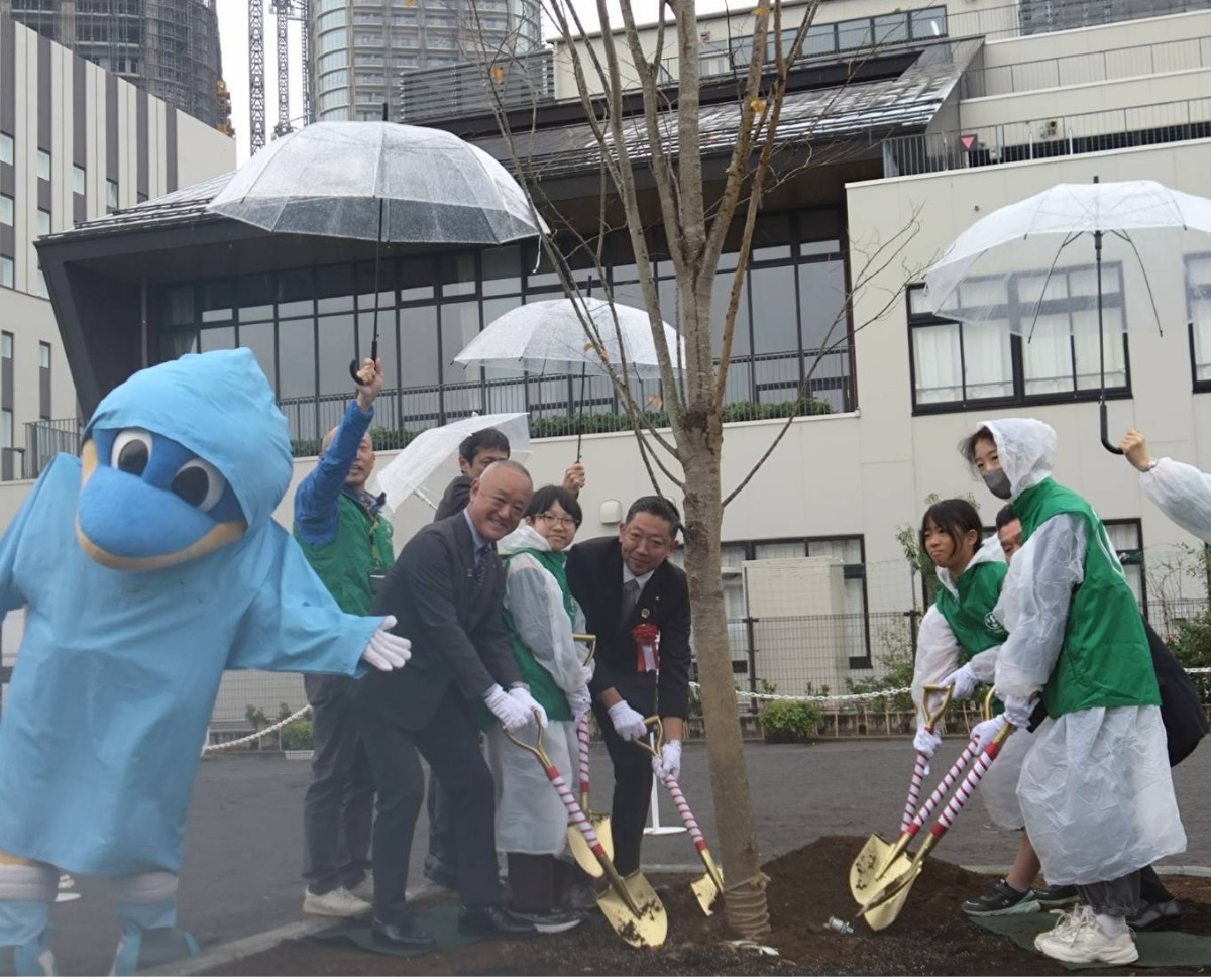 (右)ケヤキを植樹