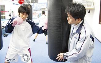 練習のピッチが上がってきた黒田雅之選手（左）と指導する新田渉世会長（右）（今月2日、登戸のジムで）