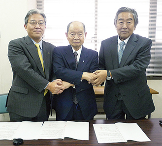 調印に臨んだ碓井会長（中央）、高橋代表取締役（右）、奥澤課長（左）