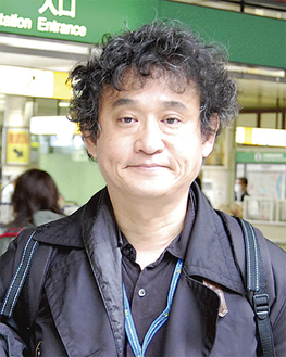 ８日、相馬市に向かうため、川崎駅を後にする塩屋監督。80年に俳優としてドラマデビュー。映画監督のほか、養成所を設立し役者の育成にも取り組む。
