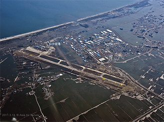 ３月１３日に撮影された仙台空港周辺広範囲での冠水が見受けられる（アジア航測株式会社提供）