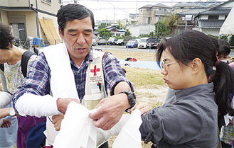 日本赤十字社のスタッフから三角巾の使い方などを学んだ