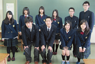吉田さん（前列一番左）と大木さん（同列左から２番目）、現地生徒会のメンバーら