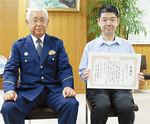 中島さん(右)と佐藤署長(左)