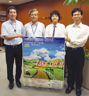 小川社長（左から２番目）と実行委員ら