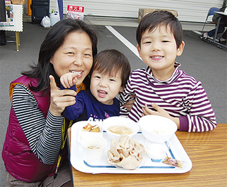 「神奈川育ちの朝ごはん」の試食を楽しむ親子