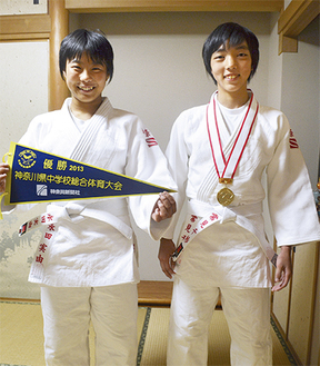 県大会優勝のペナントを持つ永田さん（左）と常見さん