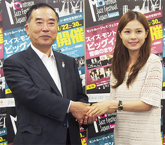 細川千尋さん（右）と握手を交わす山田長満実行委員長