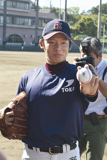 「夢」と書いたボールを報道陣に見せる松井投手