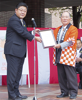 認定書が多田区長（左）から麻生観光協会・笠原会長に手渡された