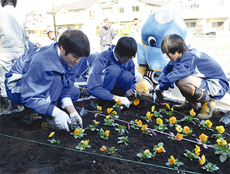 花を植える麻生総合高校の生徒