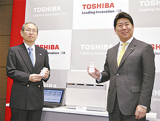 共同開発した衛生管理用検査キットを手にする福田市長（右）と綱川社長（左）