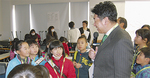 視察に訪れた福田市長と談笑する子どもたち