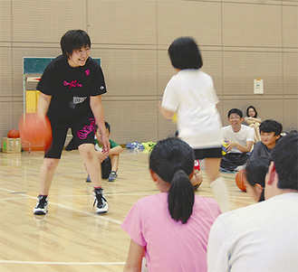 参加者とバスケを楽しんだ岩屋さん（写真左）