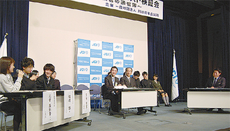 福田市長（右）に意見する高校生（左）
