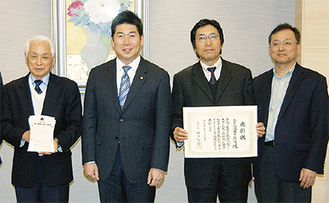 写真右から岩倉副隊長、白井隊長、福田市長、吉田事務局長