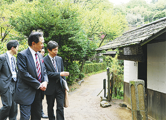 日本民家園を視察する黒岩知事
