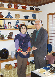 手作りの作品の数々を自宅に展示した岩田さん夫妻