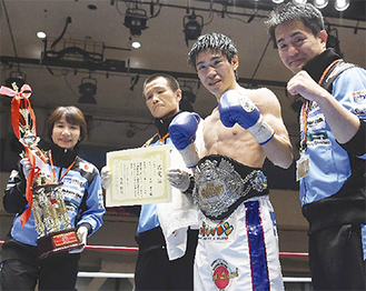勝利を収めた黒田選手（右から２人目）と、新田会長（右）＝ボクシングモバイル提供