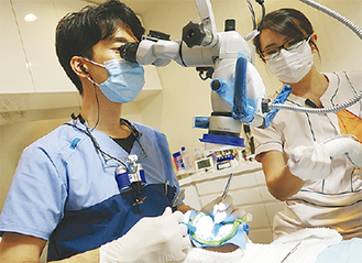 根菅治療の様子。「重度の虫歯になると、細菌に侵された歯髄などを取り除く必要があります」