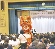 中国雑技に子ども達も笑顔