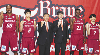 意気込みを語った（左から）デービス選手、小澤選手、荒木社長、北ヘッドコーチ、バンバ選手、篠山主将＝31日
