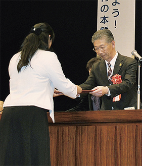 鈴木会長（右）から表彰状を受け取る受賞者