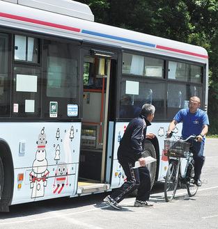 バス降車時、自転車と接触する危険を再現