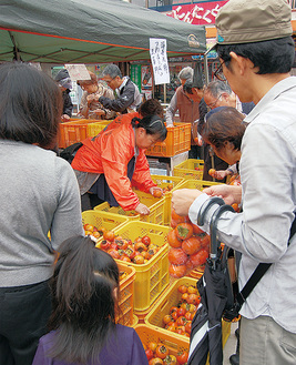 柿の販売は毎年即売切の人気企画