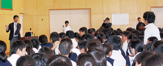 生徒の質問に答える新田選手（写真左）