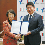 覚書に署名した福田川崎市長（写真右）と林横浜市長（同左）