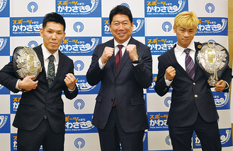 福田市長とファイティングポーズをみせる齊藤選手（左）と木村選手
