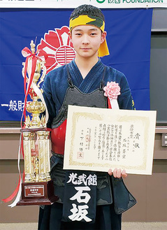全国優勝を果たした石坂さん＝２月、東京都内（提供写真）