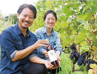 昨年初の市内産ワインを完成させた山田さん（左）と妻のみずほさん（写真は昨年）