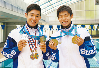 国体のメダルを掲げる小嶋選手（右）と山尾選手