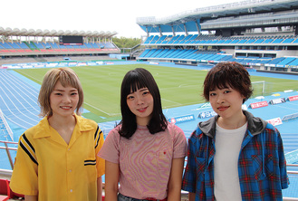 等々力陸上競技場で（右から）吉川美冴貴さん、宮崎朝子さん、松岡彩さん