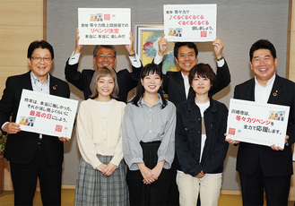 等々力ライブに向け、福田市長ら市職員と思いを交わした（中央右から）SHISHAMOの吉川さん、宮崎さん、松岡彩さん