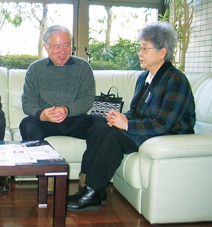 本紙のインタビューに応じる横田夫妻（2005年）
