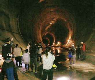 トンネル内部を見学する参加者